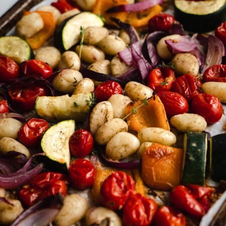 Gnocchis et légumes grillés sur une plaque