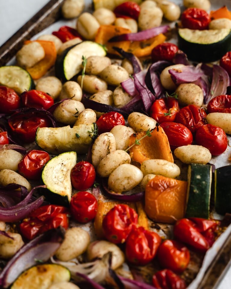 Gnocchis et légumes grillés sur une plaque