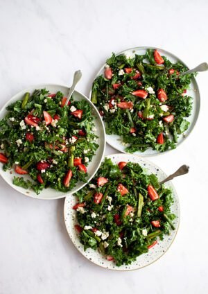 Bols de salade de kale aux asperges, fraises et tofu