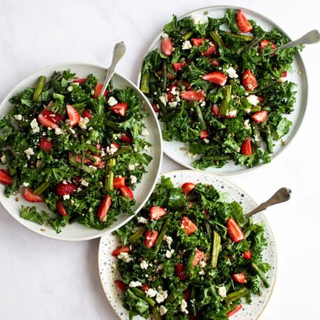 Bols de salade de kale aux asperges, fraises et tofu