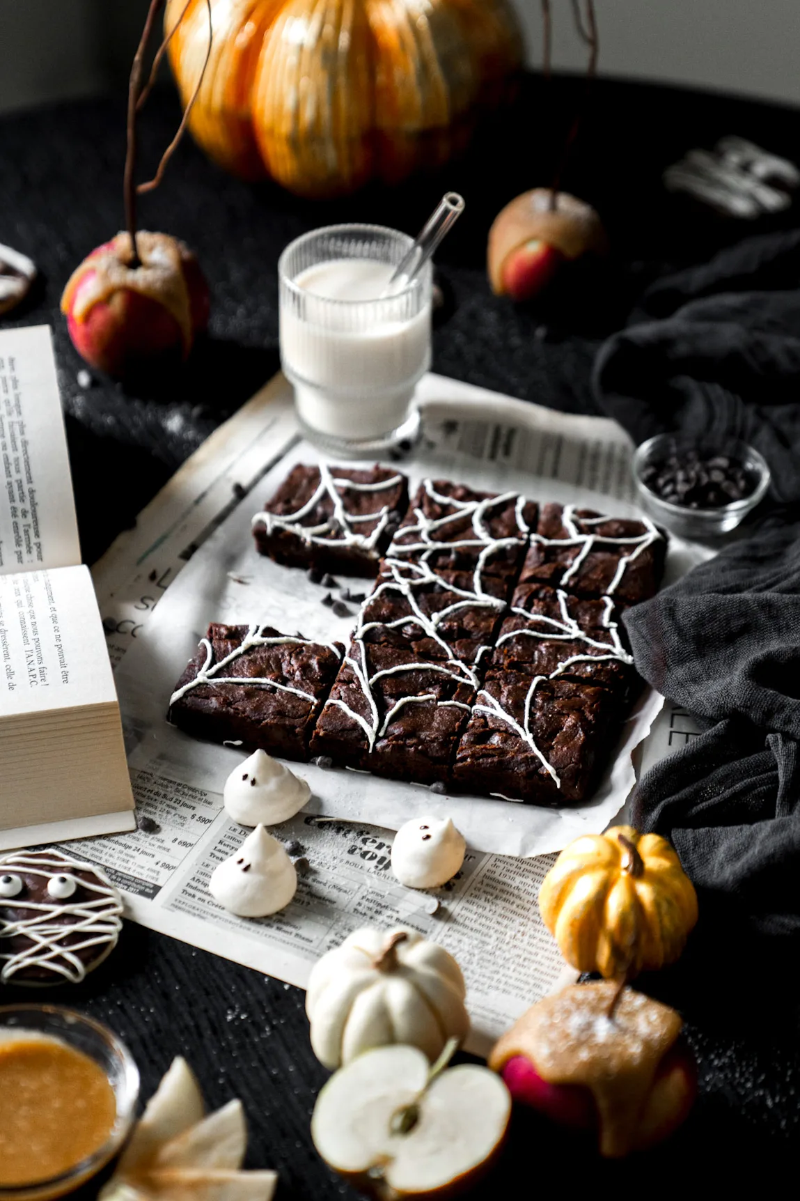 Carrés de brownies fondants décorés d'une toile d'araignée