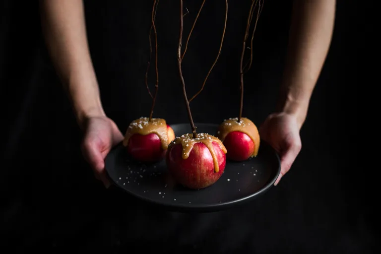 Pommes enchantées débordantes de caramel pour halloween