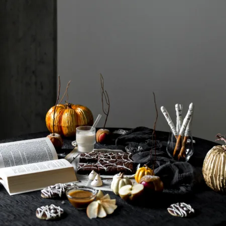 Table débordante de gourmandises pour Halloween