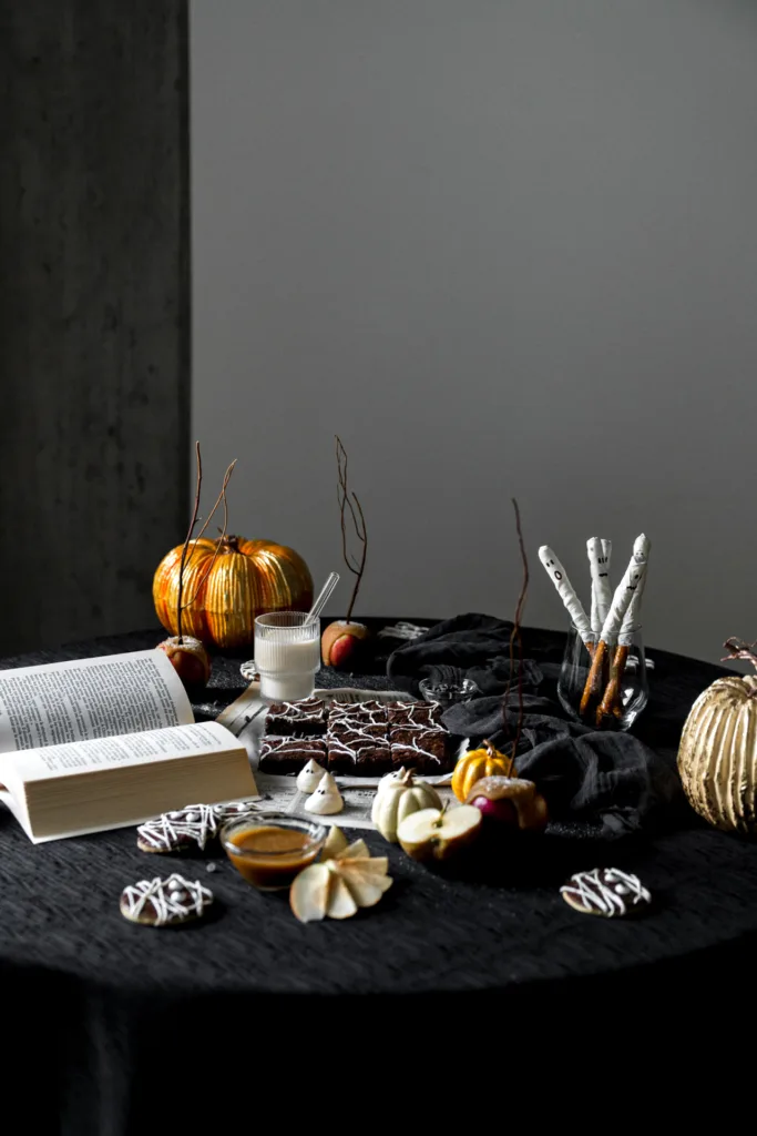 Table débordante de gourmandises pour Halloween