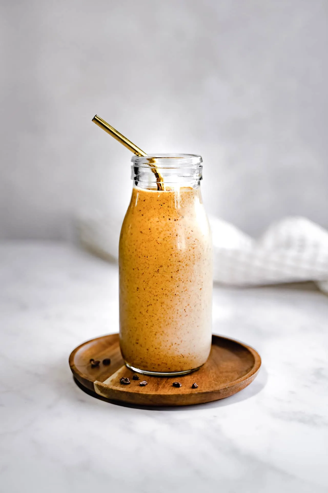 Verre de smoothie banane et amande jaune