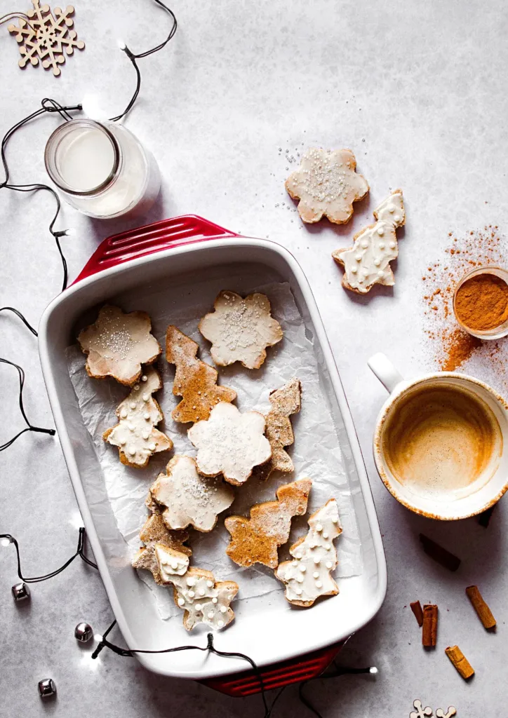 Plat rempli de biscuits  décorés pour Noël avec des décorations