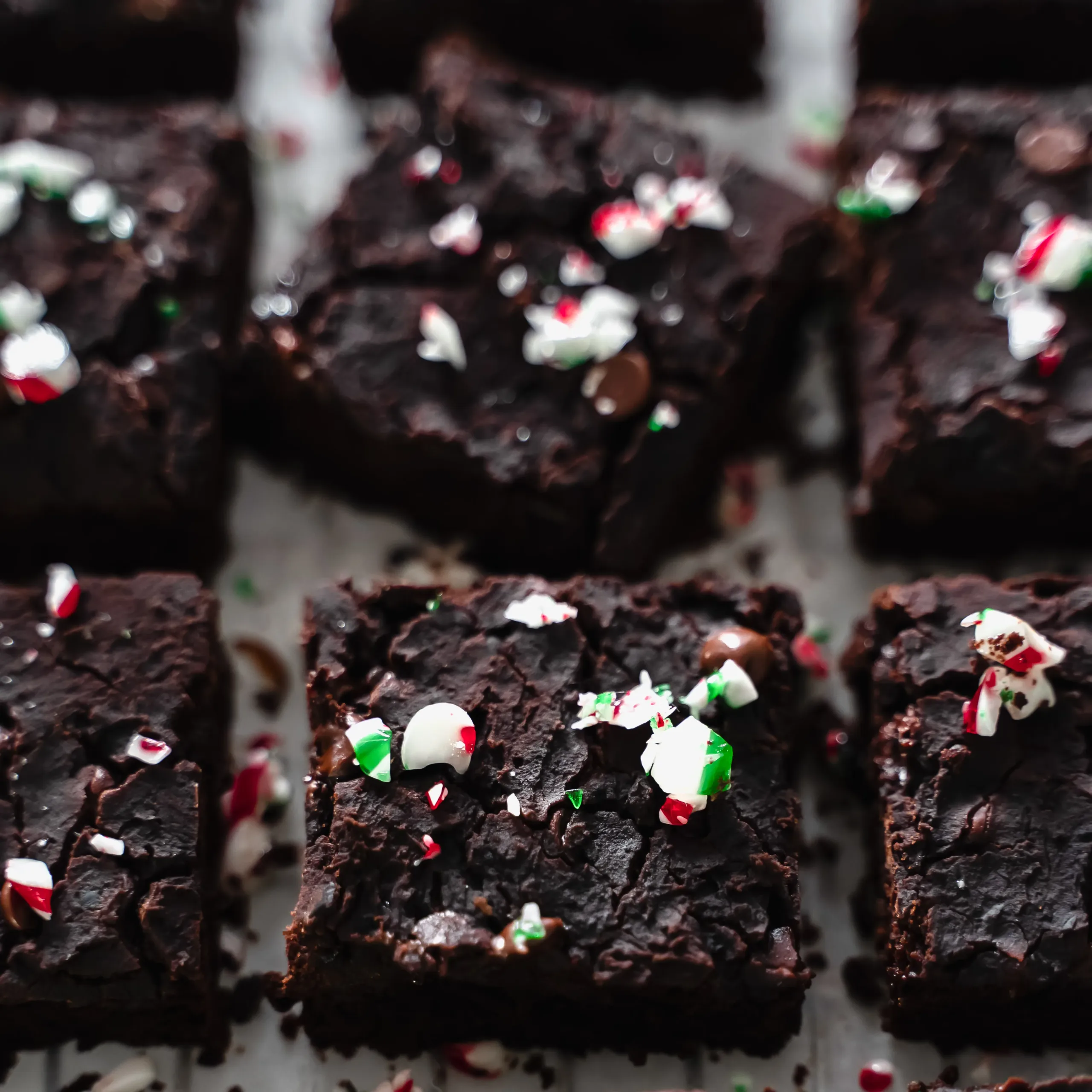 Brownies avec pépites de chocolat noir et morceaux de cannes de noël à la menthe