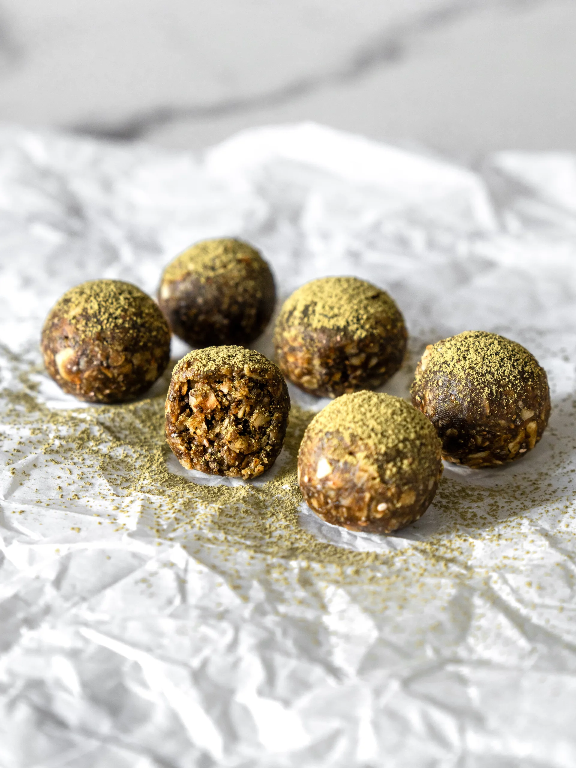 Boules d'énergie avec poudre de matcha et noix de coco