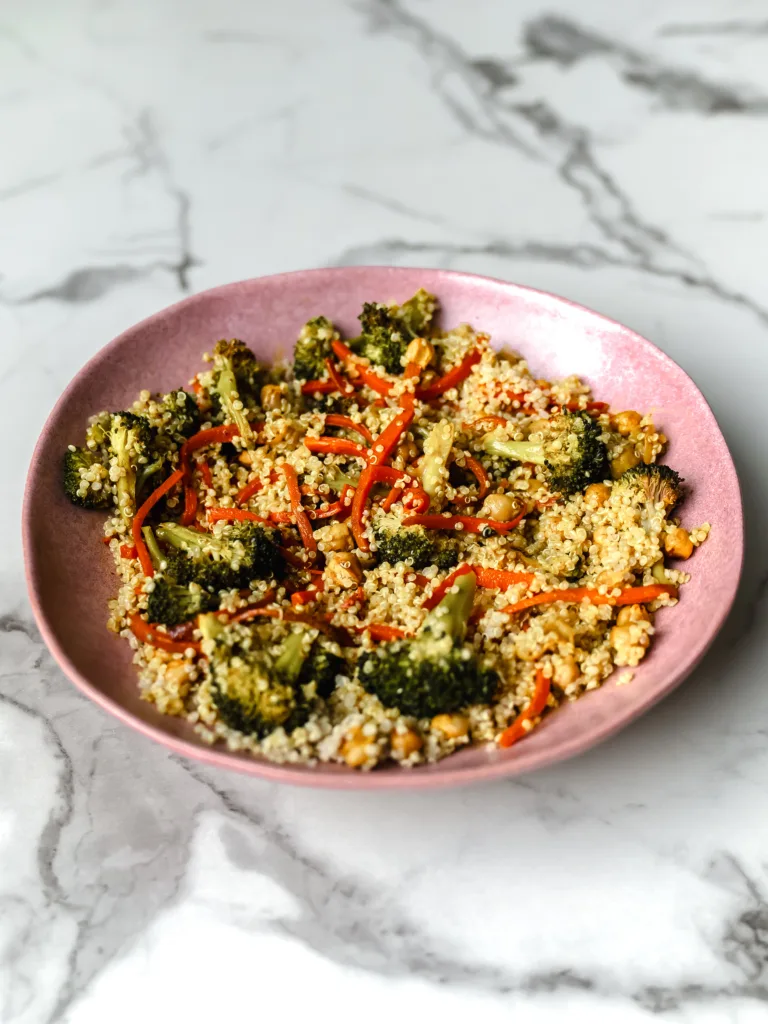bol de quinoa pois chiche et légumes