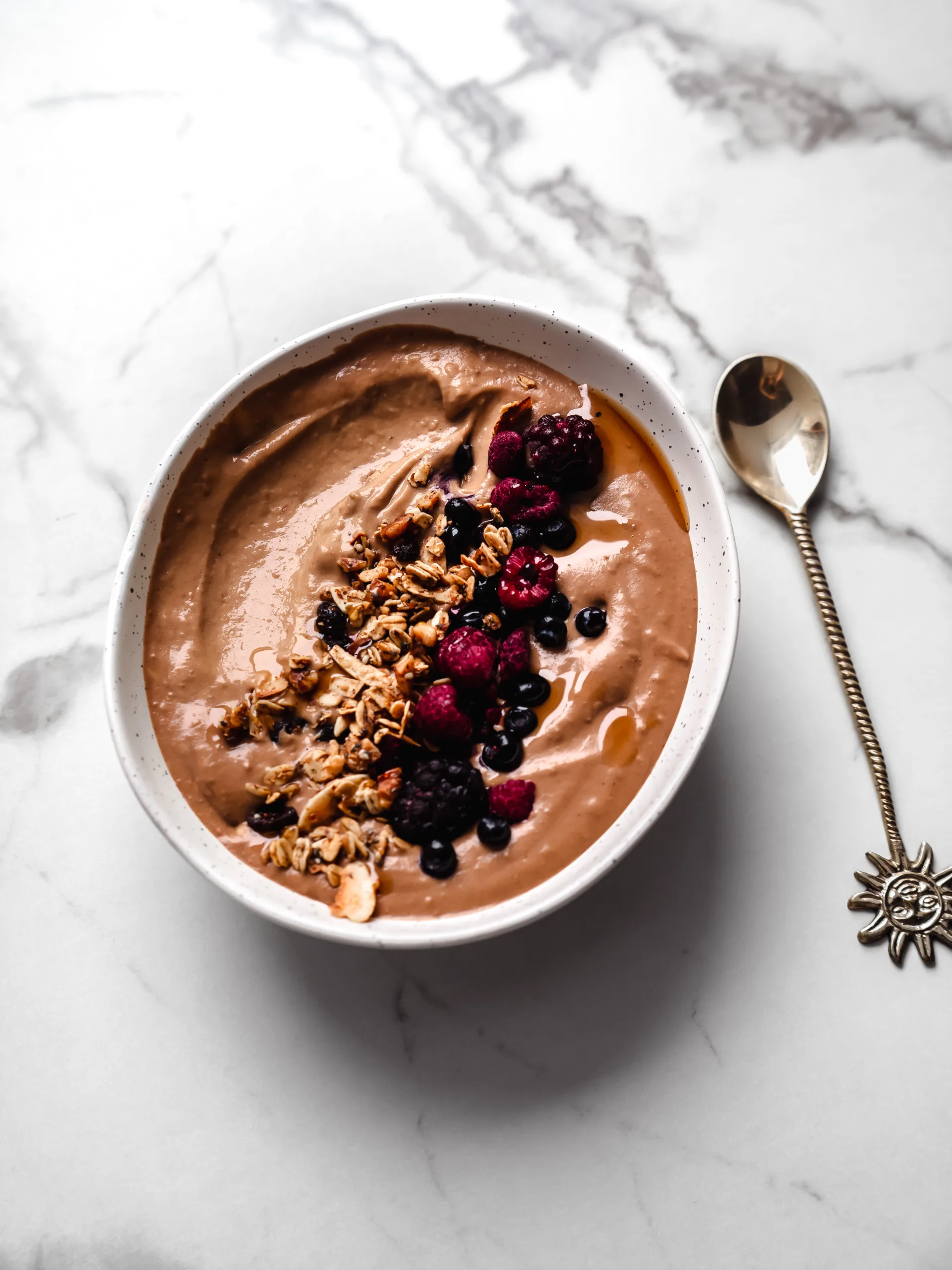 Bol de smoothie onctueux avec fruits et granola