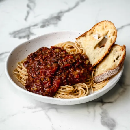 bol de spaghetti sauce bolognaise aux lentilles et noix de Grenoble