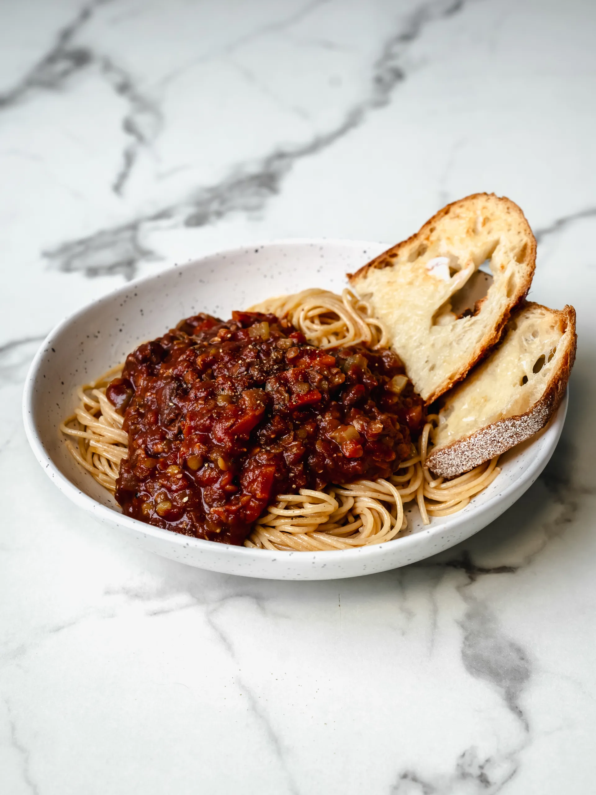 bol de spaghetti sauce bolognaise aux lentilles et noix de Grenoble