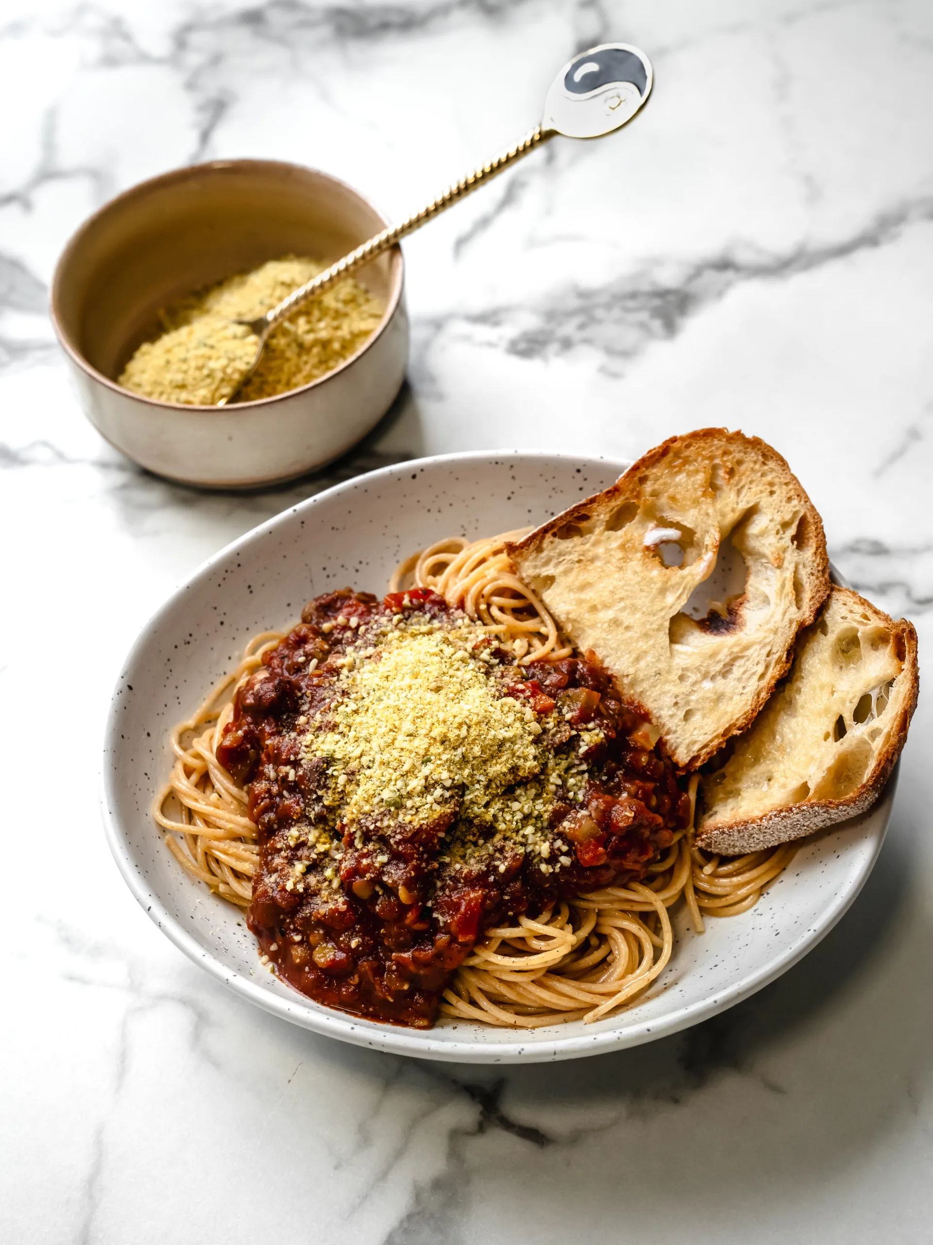 Plat de pâtes sauce bolognaise végétarienne aux lentilles avec fromage parmesan