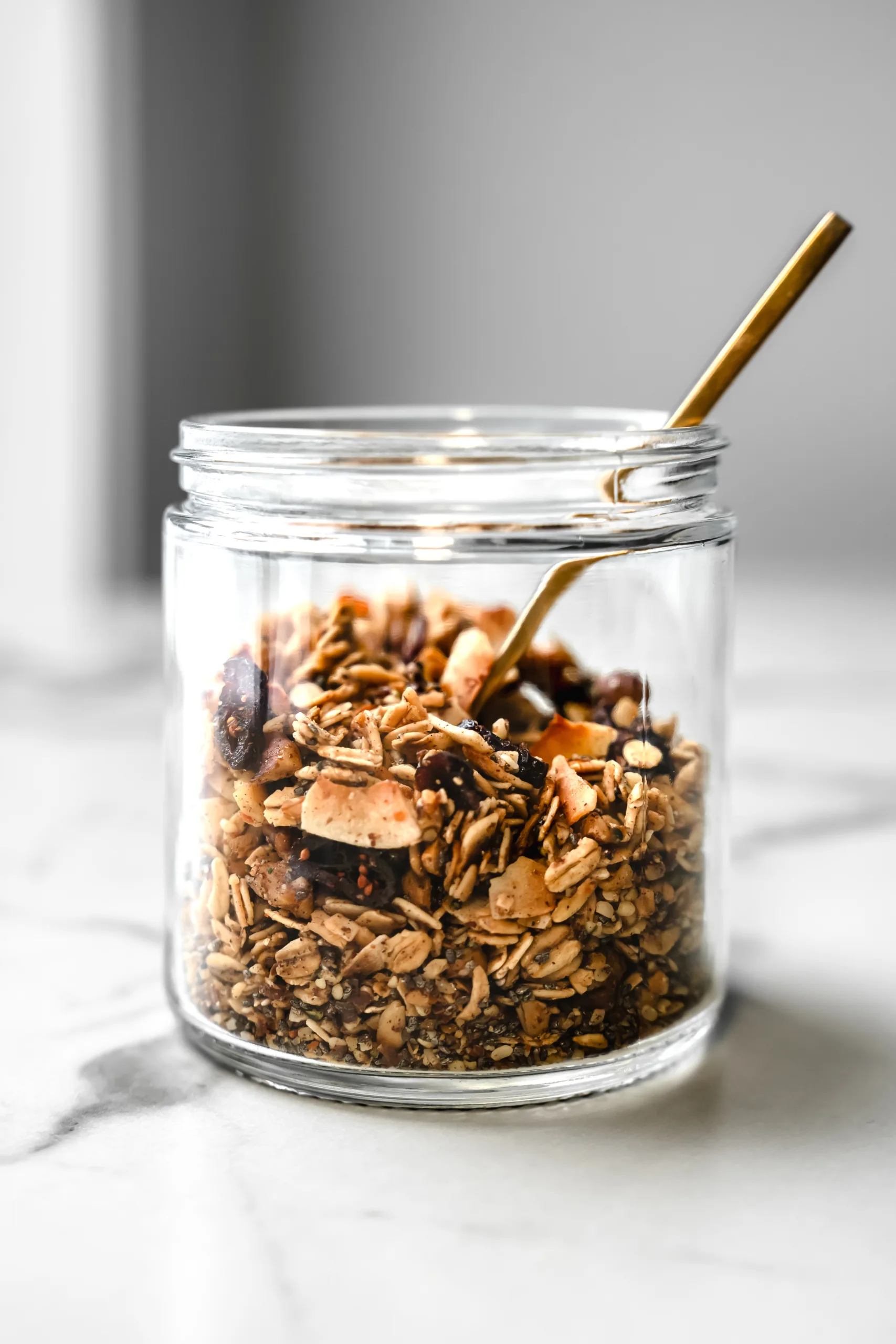 Contenant en verre rempli de granola maison croquant