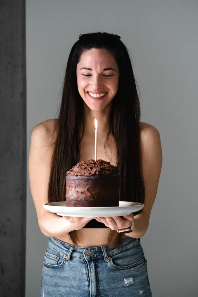 Anna qui tient une assiette avec un gâteau de fête au chocolat