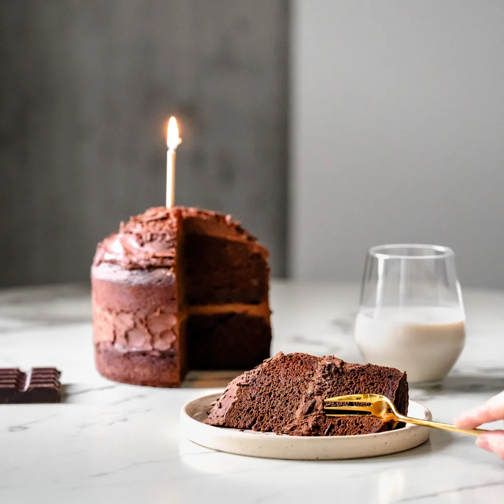 Tranche de gâteau au chocolat et gâteau avec bougie