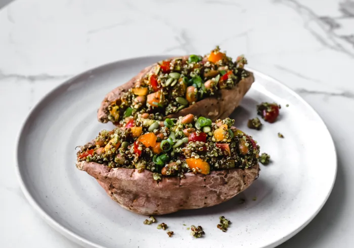 patate douce au micro-ondes farcie de quinoa et légumineuses