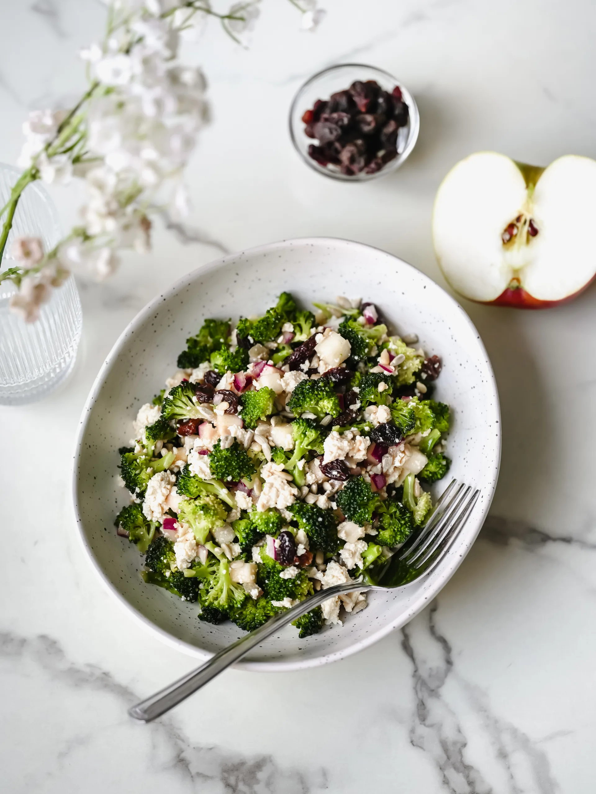 Bol de salade de brocoli et de pomme avec tofu émietté