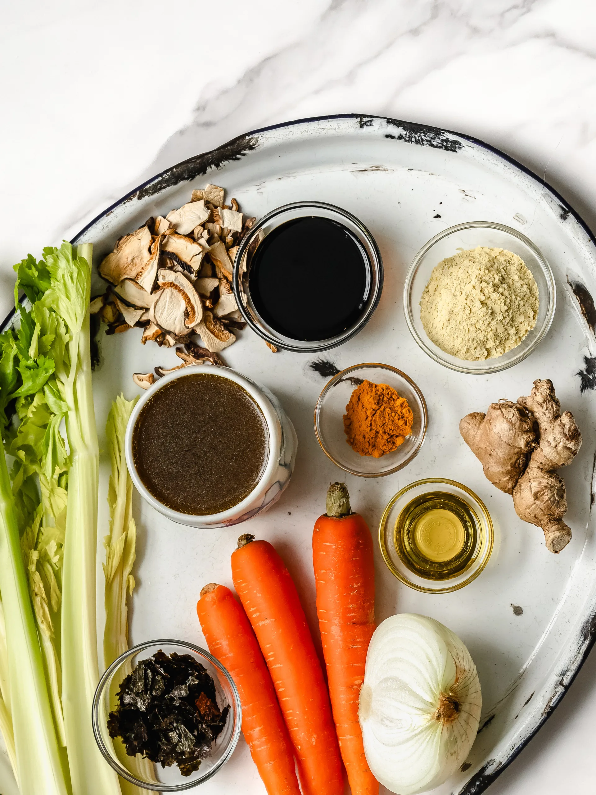 plateau avec bouillon de légumes