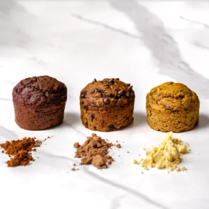 trois muffins avec poudre de cacao, de protéine au chocolat et de protéine à la vanille
