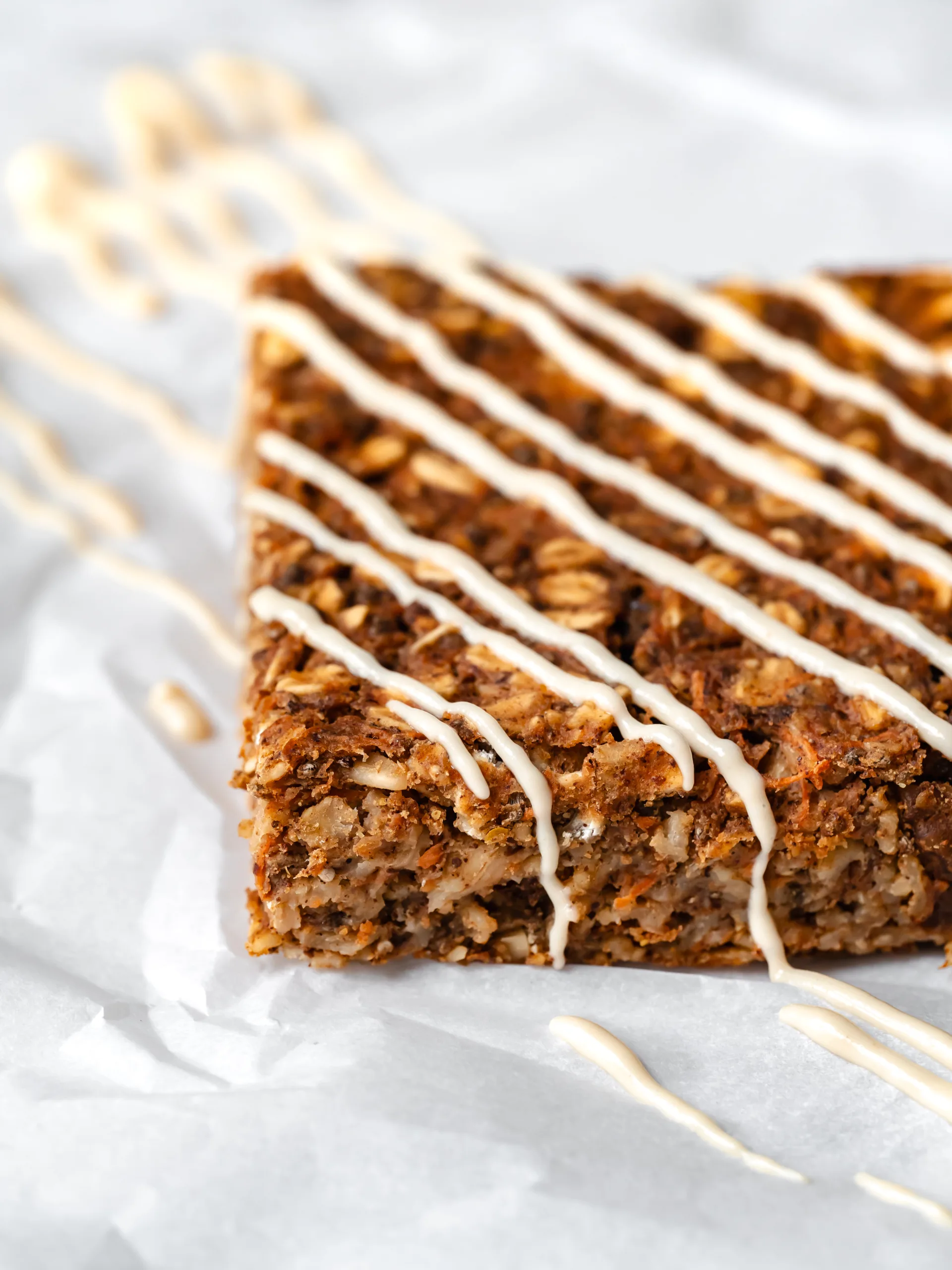 Barre gâteau aux carottes recouverte d'un filet de glaçage crémeux à la vanille