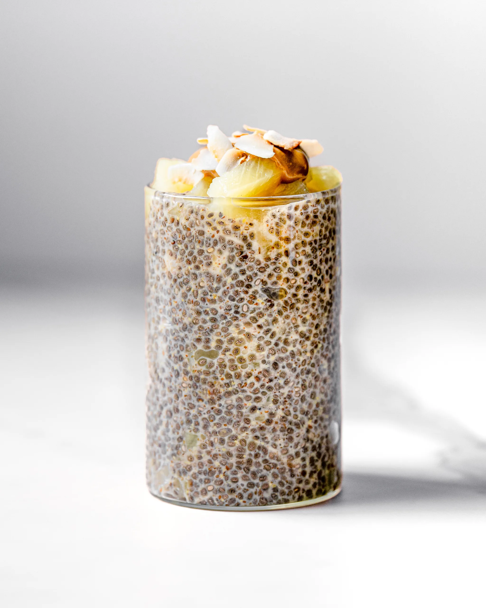 Verre de pouding de chia ananas et noix de coco