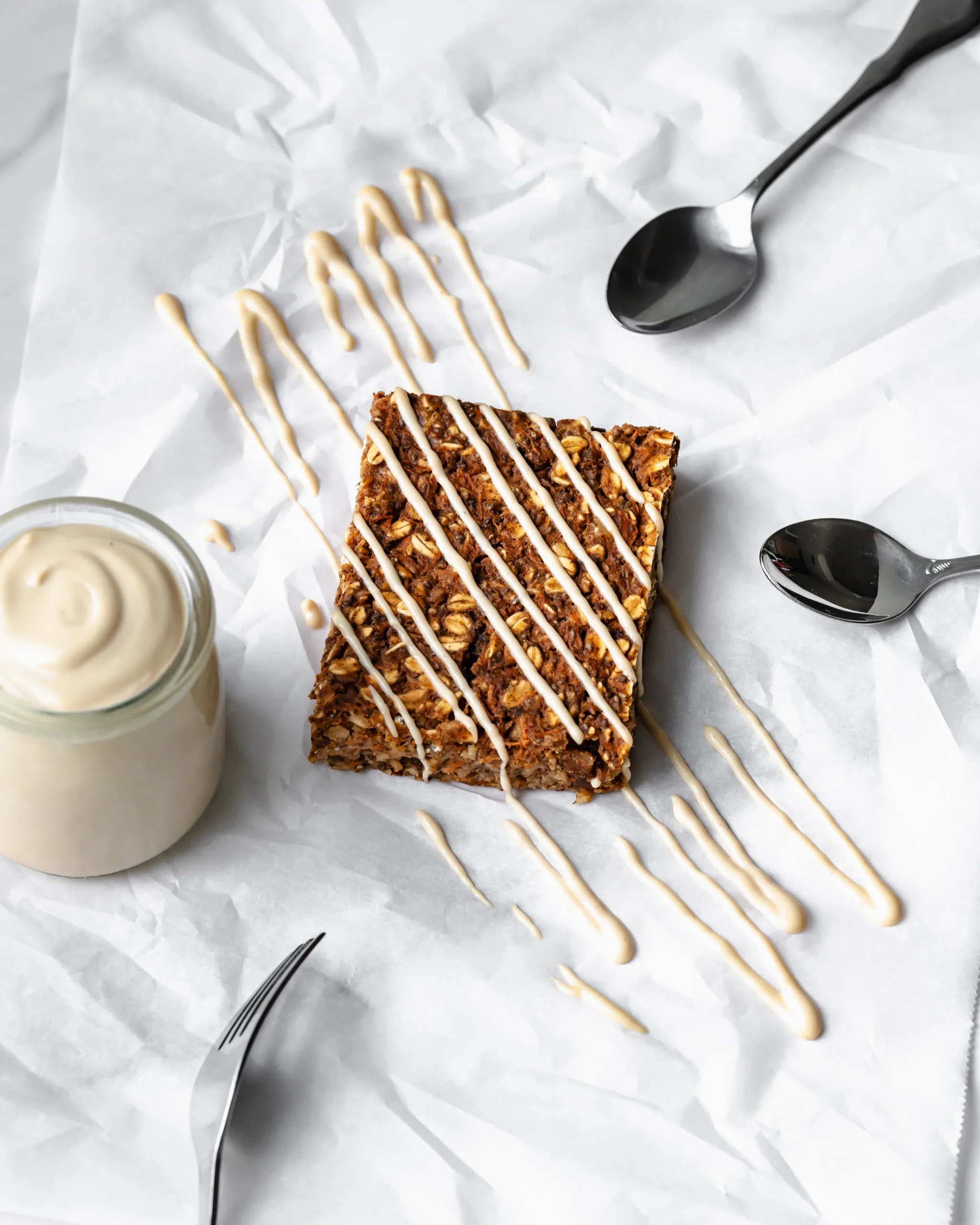 Barre gâteau aux carottes recouverte d'un délicieux filet de glaçage crémeux à la vanille sans sucre sans beurre ajouté