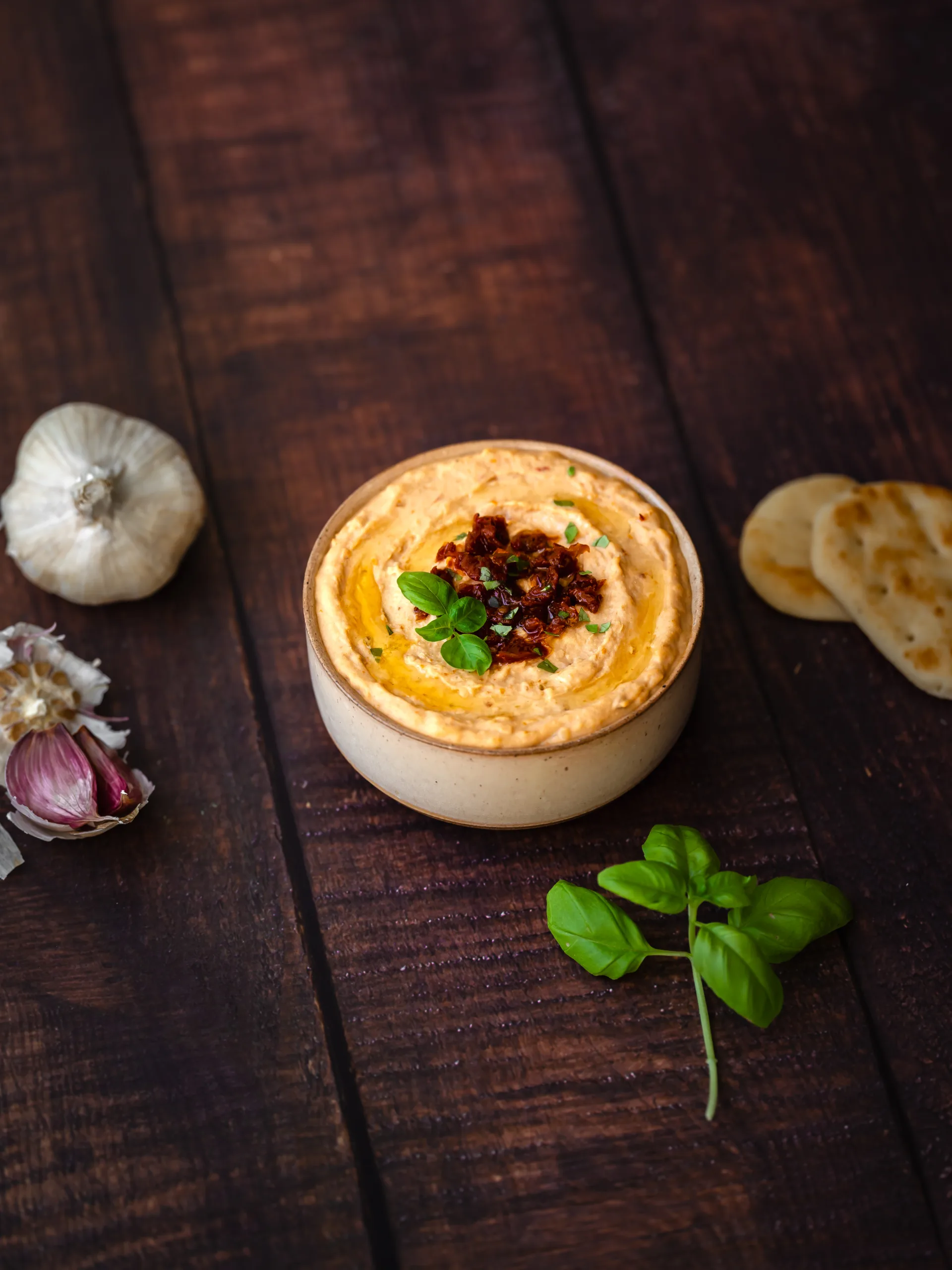 Plat de hummus maison de haricots blancs aux tomates séchées sur la table